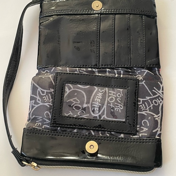 💕Women’s Betsy Johnson 💕Wristlet/Wallet💕Skull and Rose Pattern🌹💀 - Picture 8 of 8